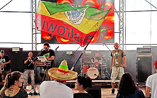 Kolorowe flagi, tłum ludzi i egzotyczna muzyka. Do niedzieli w Ostródzie trwa Reggae Festival